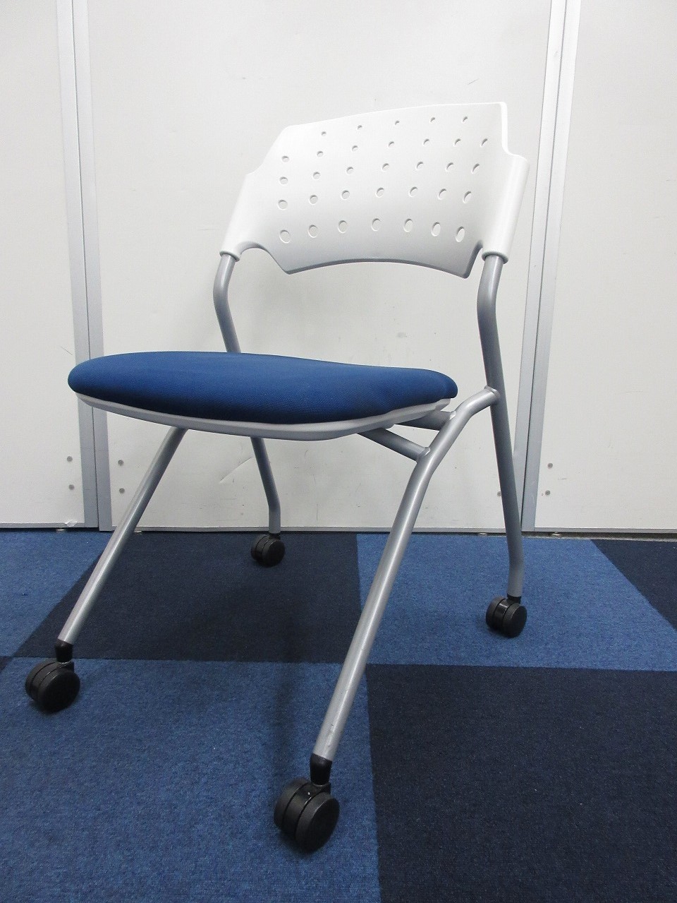 【畳んで省スペース化できる平行スタッキングチェア！】会議室や休憩室におすすめ！
                        
                                    中古
            