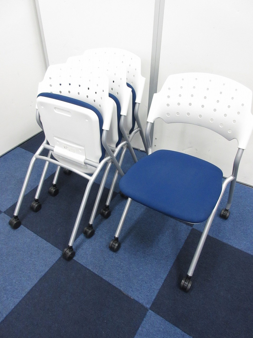 【まとめて揃い可能！！】折りたたんで収納可能なスタッキングチェアの4脚セット！！
                        
                                    中古
            