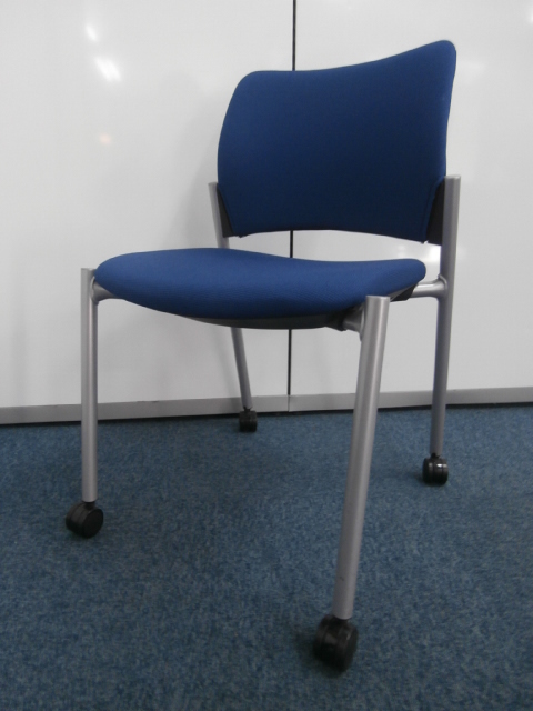 【８脚限定入荷！！ブルーのスタッキングチェア！！】
                        
                                    中古
            