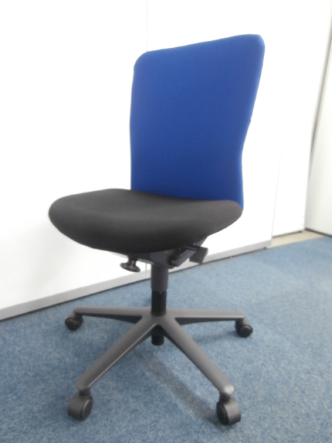 【１０脚限定入荷！！ブルーの大人気チェアの入荷です！！】
                        ルディオ
                                    中古
            