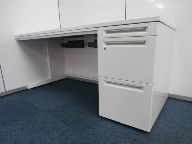 【おつとめ品】【26台限定入荷！！広々使える片袖机！！】
                        
                                    中古
            