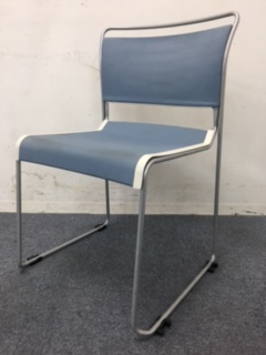 【9脚入荷！】爽やかなホワイト×ブルーのスタッキングチェア！｜オフィスの休憩室にぴったり！！
                        
                                    中古
            