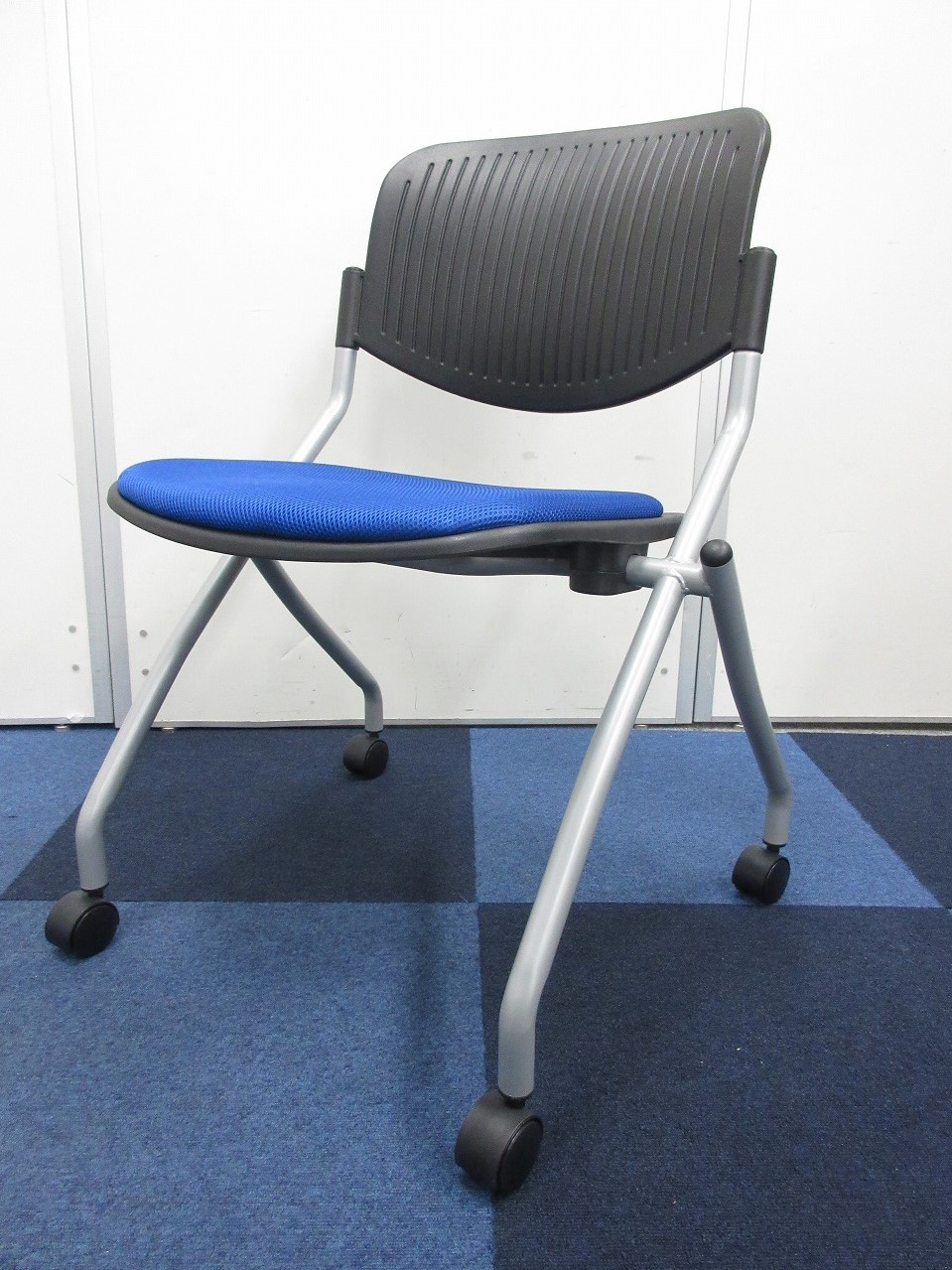 【1脚入荷！！】新品のブルー×ブラックのスタッキングチェアが入荷！！
                        
                                    新品
            