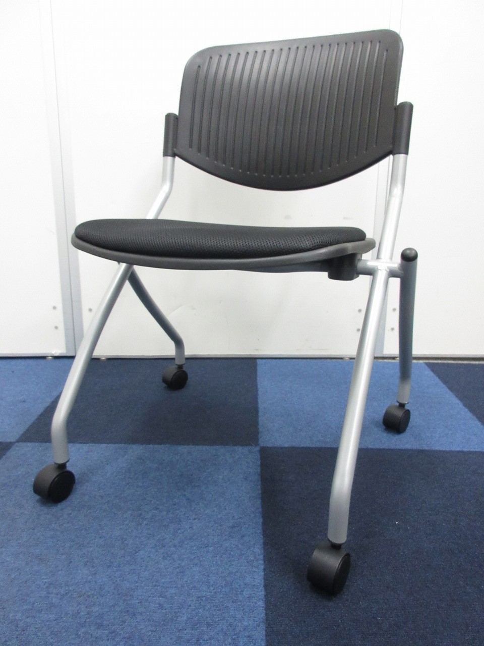 【1脚入荷！】全体ブラックの新品スタッキングチェア！！
                        
                                    新品
            