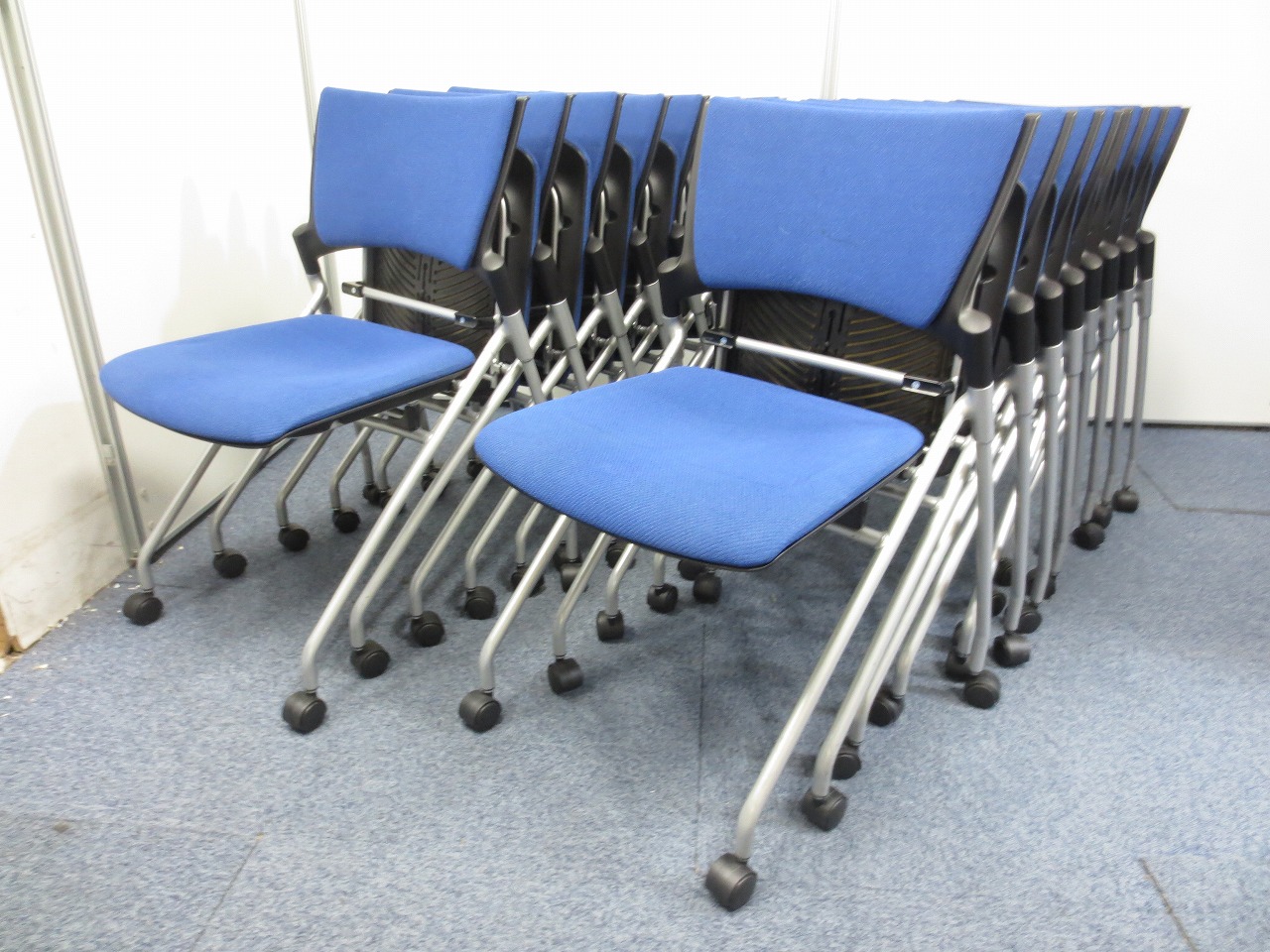 【１セット限定特価品！！】１５脚大量セット！ブルーのネスティングチェア！
                        マノス
                                    中古
            