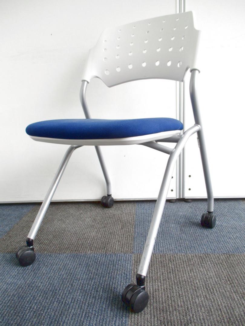 【４脚入荷】シンプルなデザインで人気のネスティングチェア！【ブルー色！】
                        tretto（トレット）
                                    中古
            