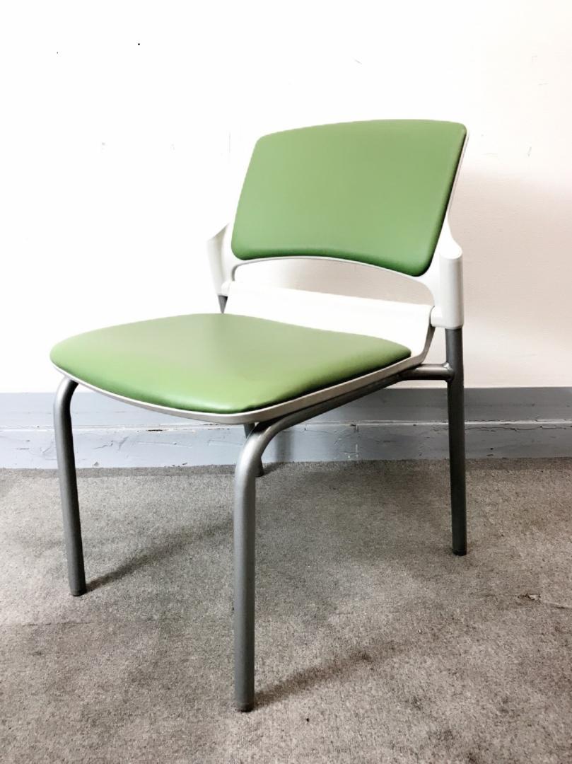 【KS】[状態良好]会議用に必須オフィス家具!会議用チェア　ミーティングチェア　スタッキングチェア[鮮やかグリーンカラー]
                        
                                    中古
            