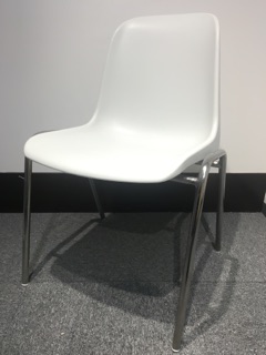 【1脚入荷！】【ホワイト色のスタッキングチェア　御自宅にもいかがでしょうか！】
                        
                                    中古
            