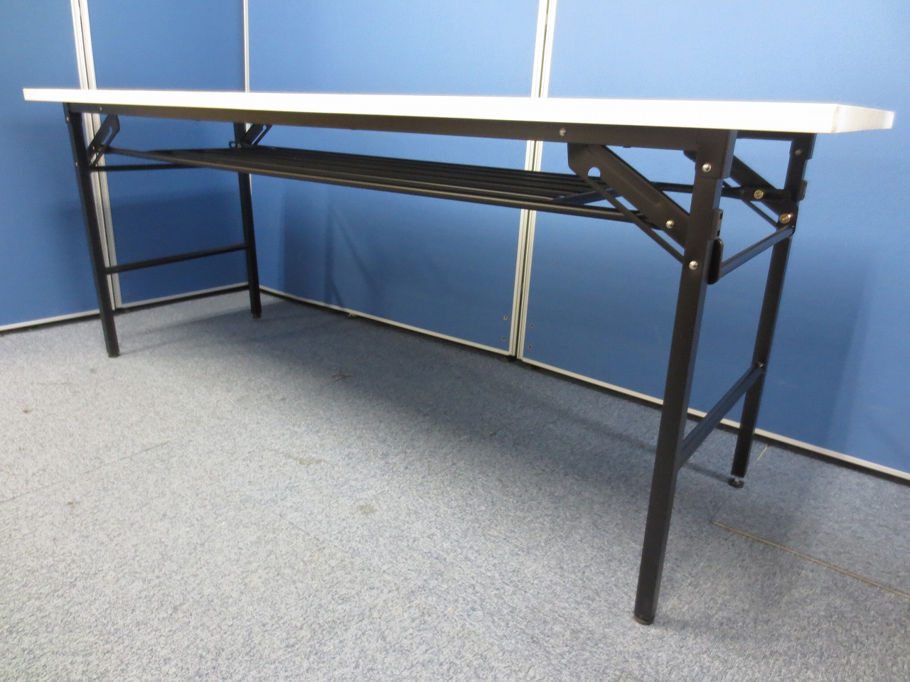 【持ち運びラクラク】ホワイトカラー幅１８００折り畳みテーブル！

                        
                                    中古
            