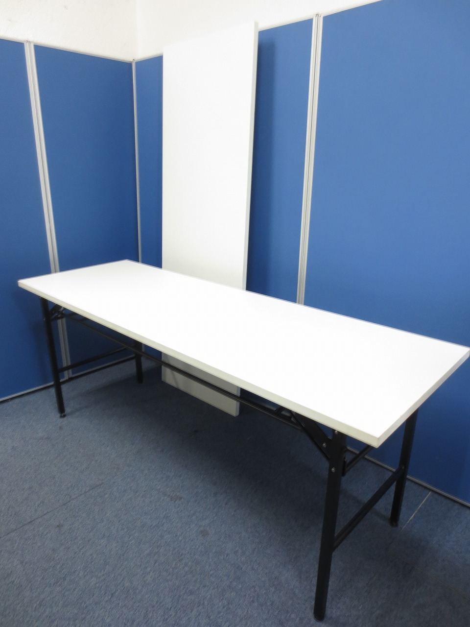 【２台セットでお得！】ホワイトカラー折り畳み式テーブル！

                        
                                    中古
            