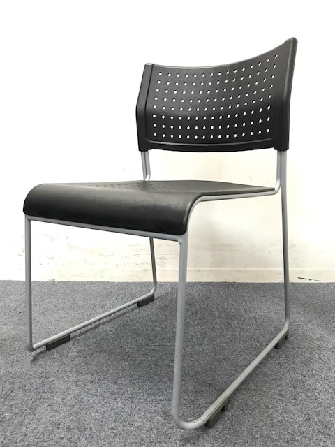 【８脚入荷！】スタッキングチェア｜樹脂座面｜重ねて収納可能！｜会議室や休憩室にどうぞ！
                        
                                    中古
            