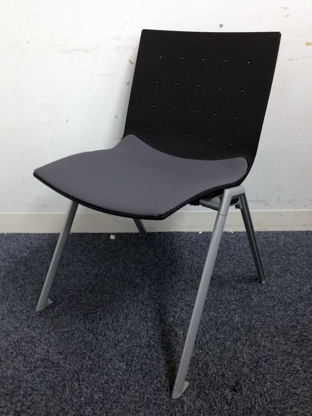 【4脚入荷】頑丈さと軽量化を両立した、ウチダ製スタッキングチェア4脚セット！！
　安定した座り心地が魅力です！！
                        MX-250
                                    中古
            