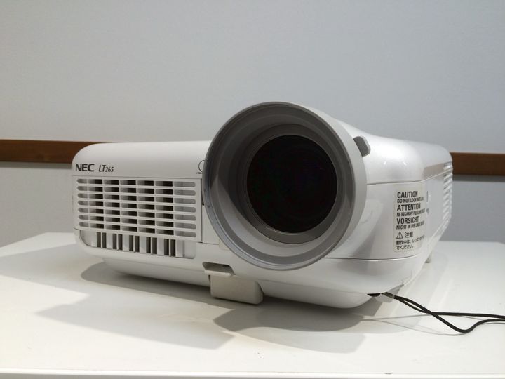 【未使用】NEC 自立式プロジェクタースクリーン 60インチ プロジェクタースクリーン 60インチ（自立式・床置き・スタンド