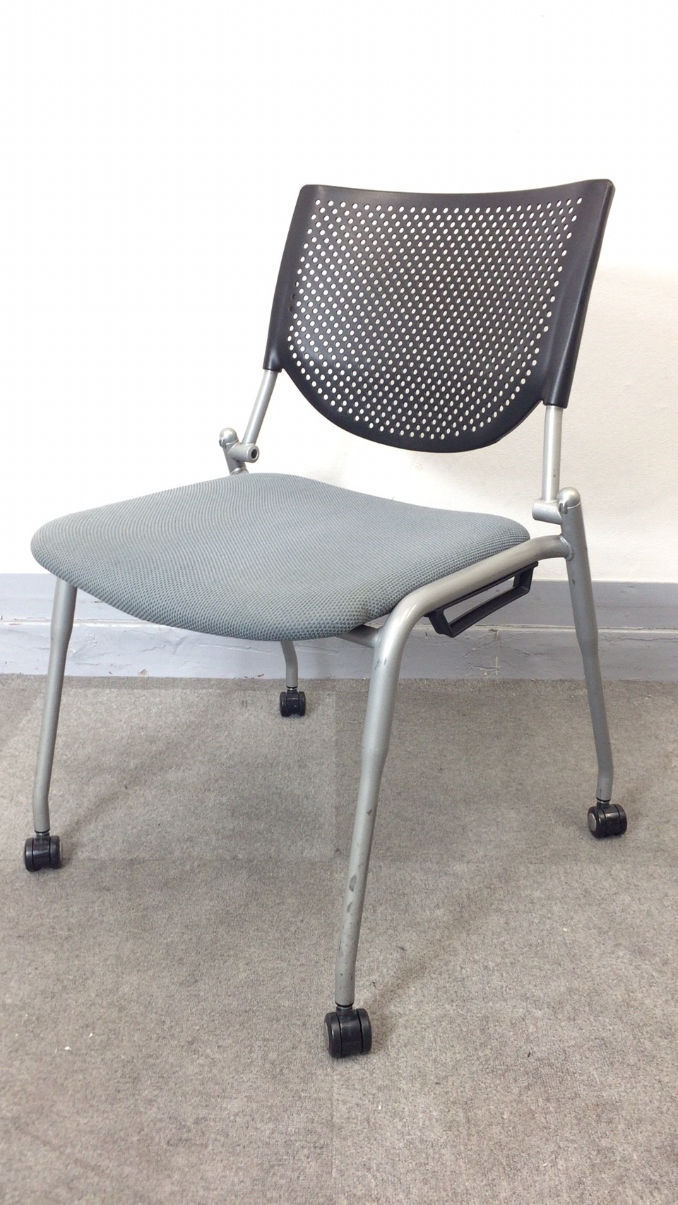 【KS】[ミーティングに最適!]スタッキングチェア　ミーティングチェア　キャスター付き[重ねて収納可能なスタックタイプ]
                        プロスタック
                                    中古
            