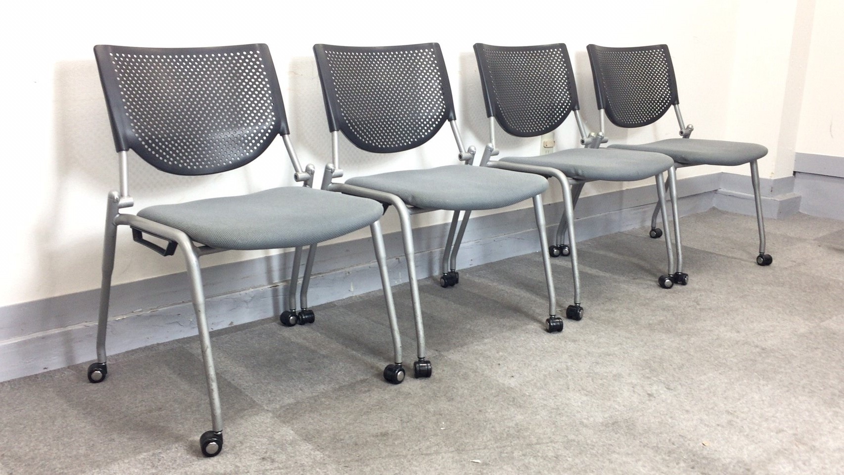 【KS】[４脚セット]スタッキングチェア　ミーティングチェア　キャスター付き[重ねて収納可能なスタックタイプ] 
                        プロスタック
                                    中古
            