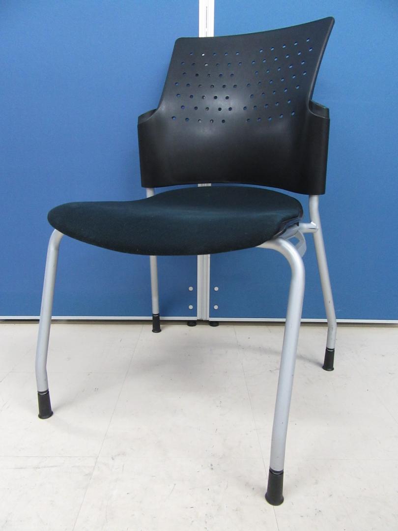 [在庫入替につき特別価格にて!!]プラス(PLUS) スタッキングチェア ブラック■薄型でも背中をしっかり支え、後傾姿勢にもフィットする背もたれ!!場所をとらないコンパクト性も人気です!!
                        
                                    中古
            