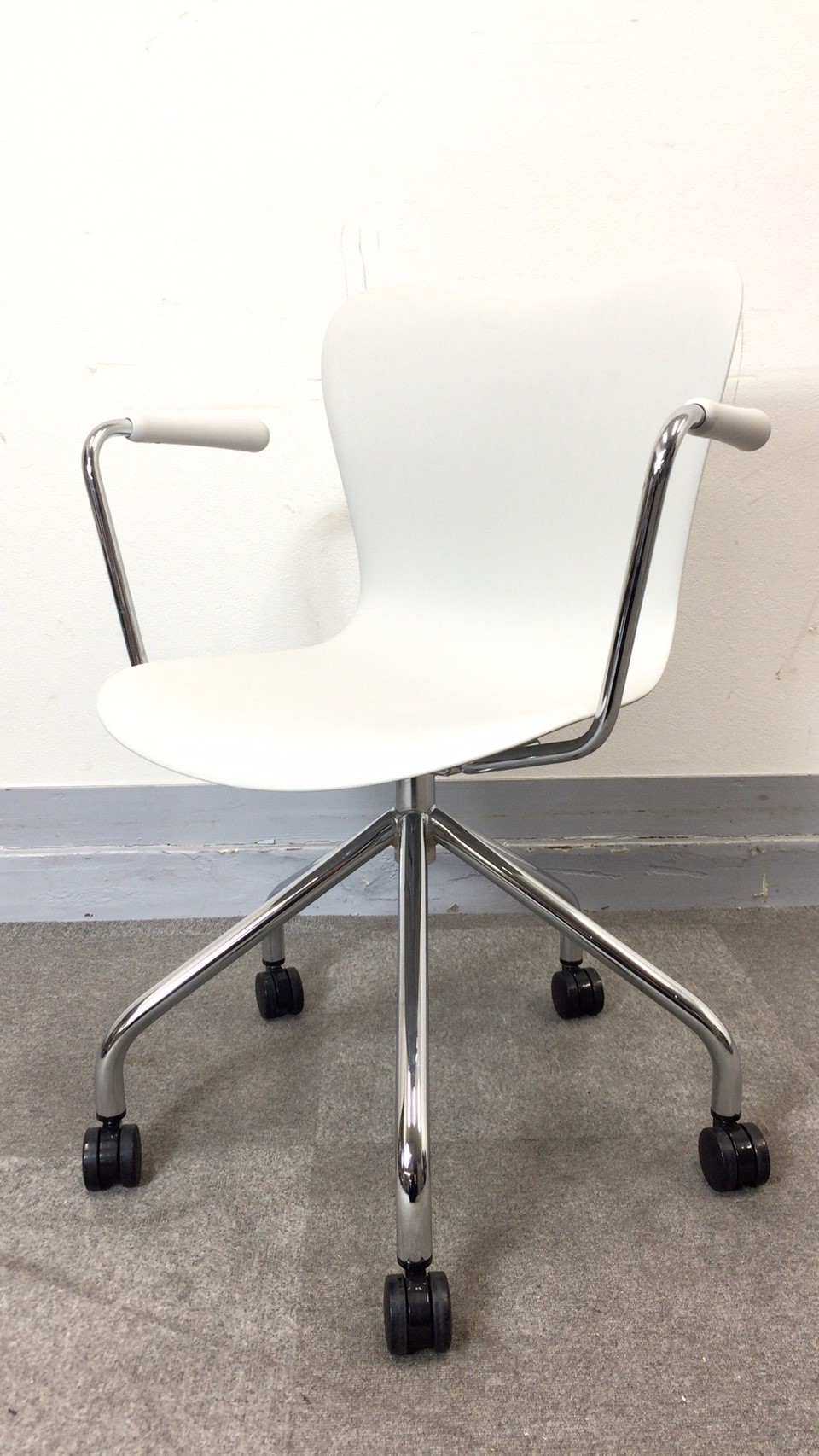 【KS】[ヌードタイプ]ホワイトカラーが清潔な印象を与えます　ミーティングチェア　肘付き[休憩スペースのイスとしてもお勧め]
                        
                                    中古
            