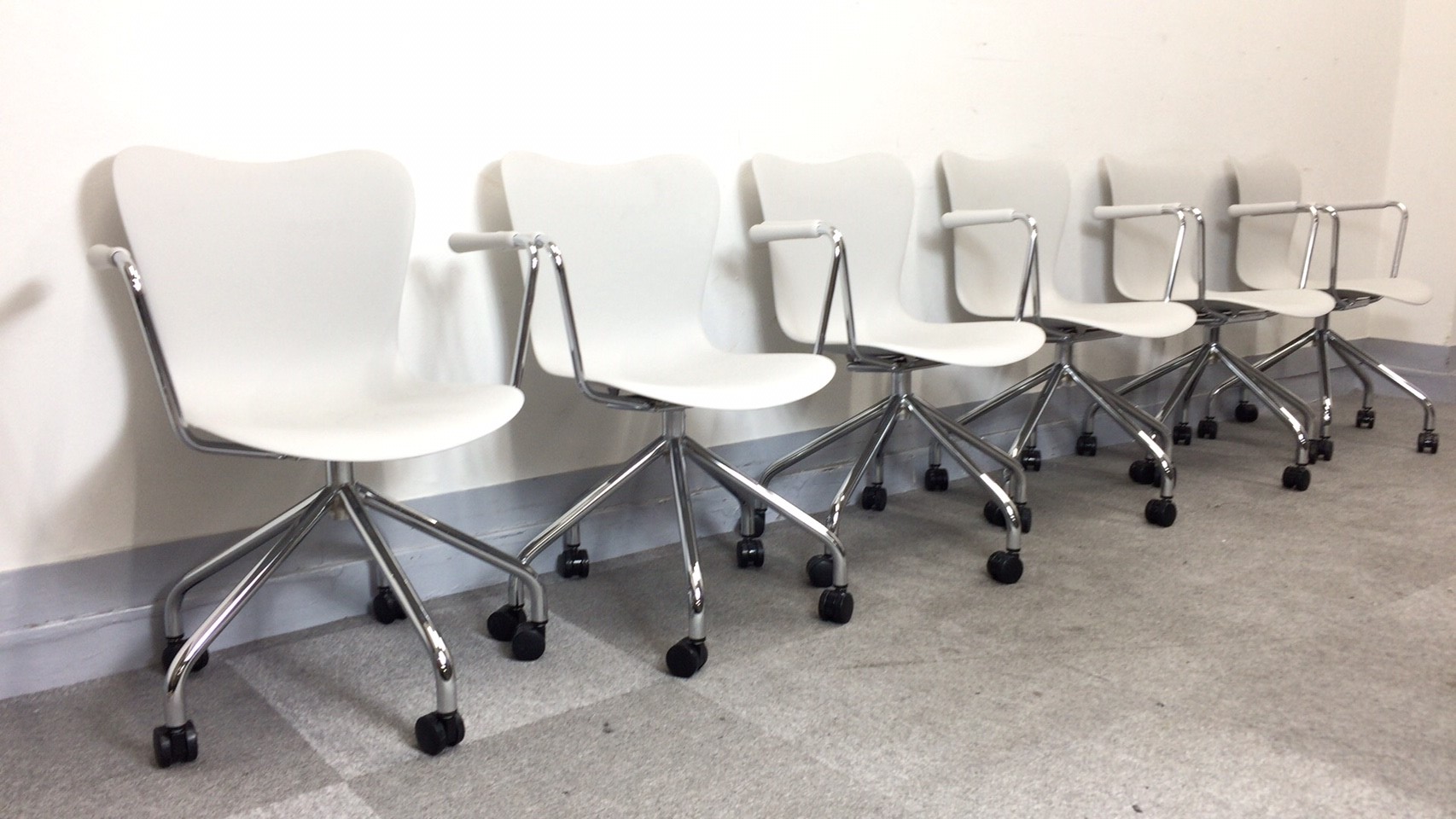 【KS】[4脚セット]ホワイトカラーが清潔な印象を与えます　ミーティングチェア　肘付き[休憩スペースのイスとしてもお勧め] 
                        
                                    中古
            