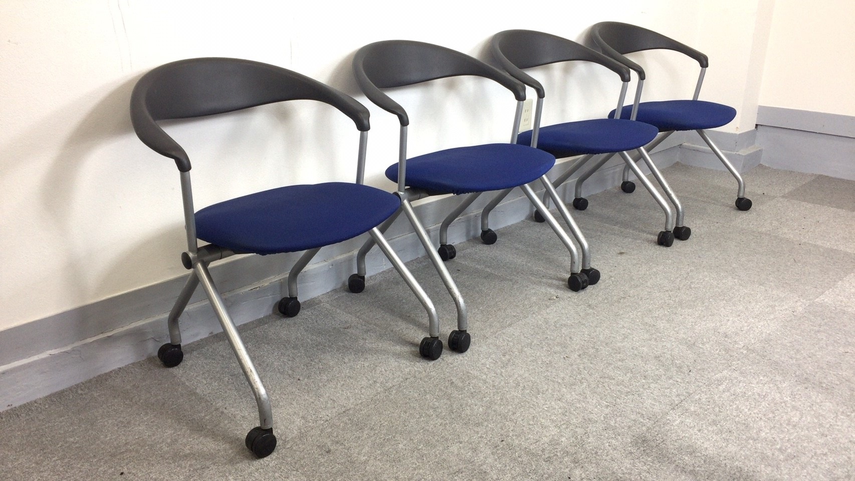 【KS】[4脚セット][通常価格16,000円]ミーティングチェア　内田洋行　FM-290　キャスター付き＆収納しやすいネスティングタイプ 
                        
                                    中古
            