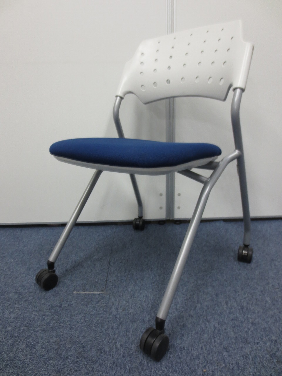 【鮮やかなホワイト】アンドブルーのネスティングチェア
                        tretto
                                    中古
            