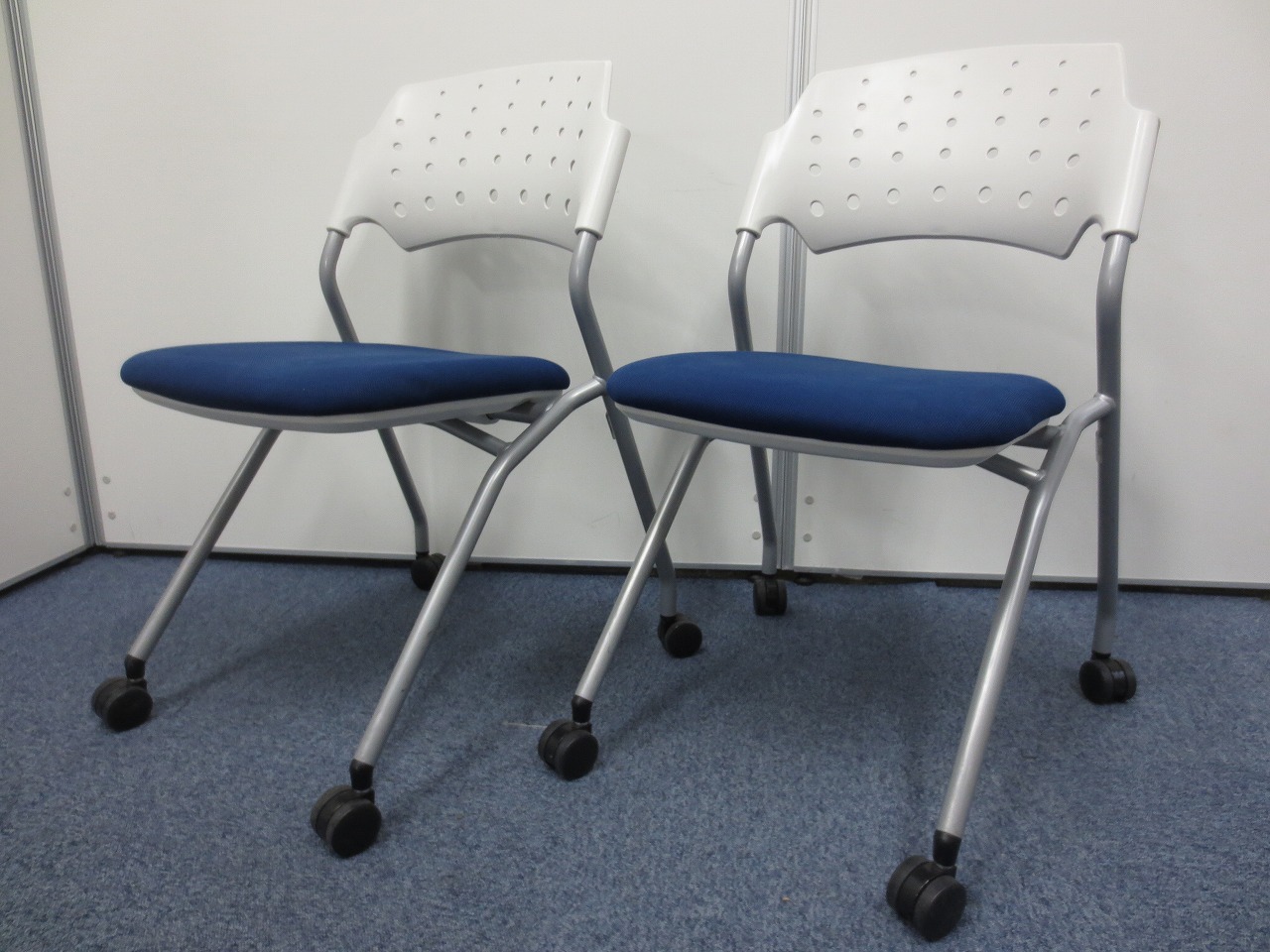 【チェア２脚セット】人気な白と青のカラーリング！！
                        tretto
                                    中古
            