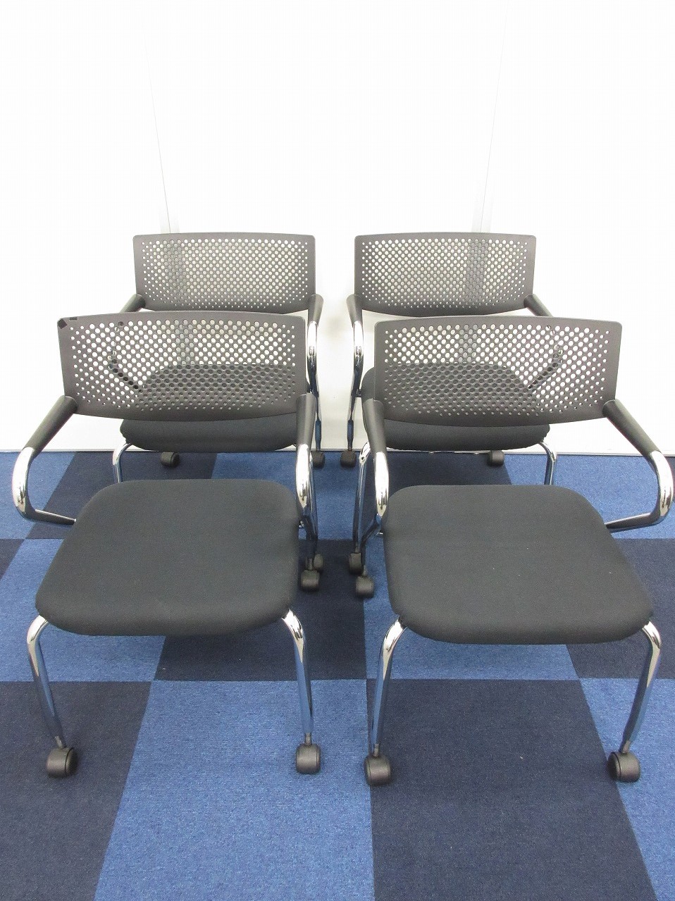 【お洒落なオフィス作りに】ブラック×シルバーのデザイン性にこだわったスタッキングチェアセット！１脚毎に購入するよりお買い得ですよ！【Vitra・ビザロール】
                        
                                    中古
            