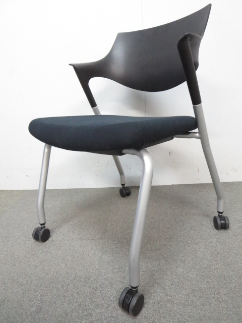 【スタイリッシュなデザイン！】■プラス　スタッキングチェア　■キャスター付　ブラック　■PLUS　M-500シリーズ
                        M-500シリーズ　会議用イス　ミーティングチェア
                                    中古
            