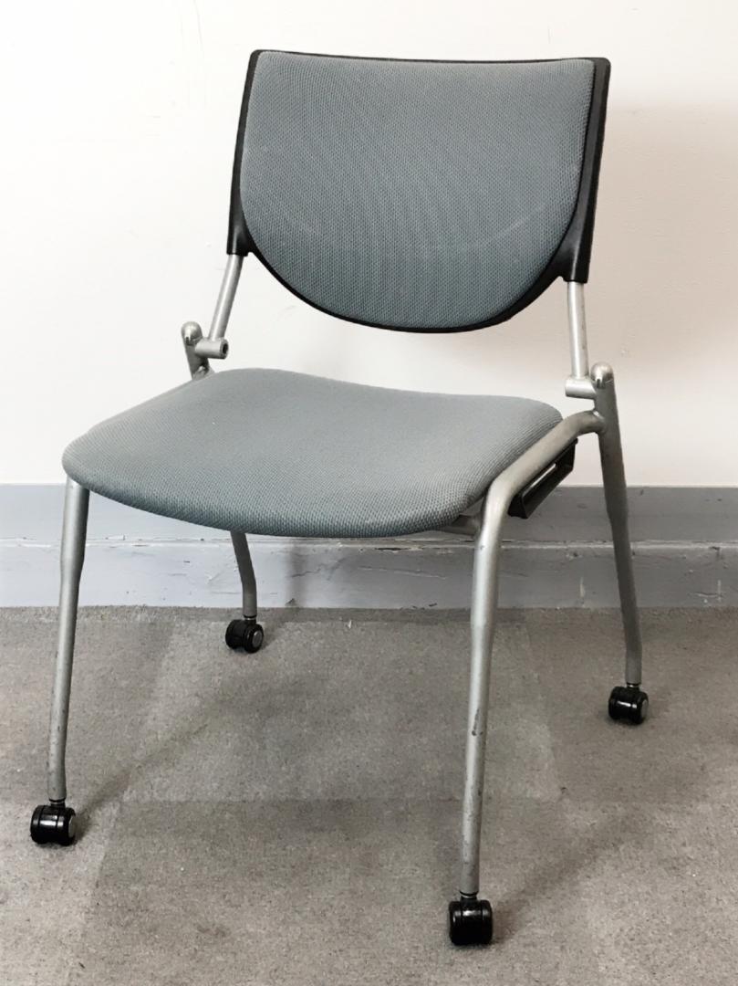 【KS】[ミーティングの定番！]背面にもクッションが付いたスタッキングチェア　ミーティングチェア　キャスター付き[少々使用感有り！]
                        プロスタック
                                    中古
            