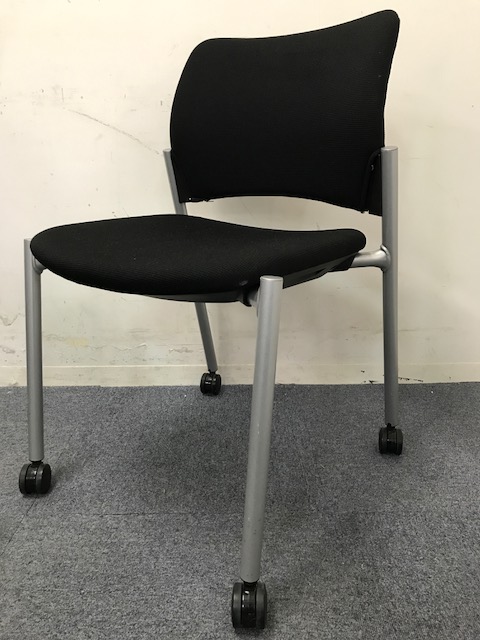 【4脚入荷】｜スタッキングチェア｜キャスター付き｜ミーティングスペースにおススメ！
                        
                                    中古
            