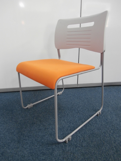 【おつとめ品！！１脚限定！！】オレンジ色スタッキングチェア！！
                        
                                    中古
            