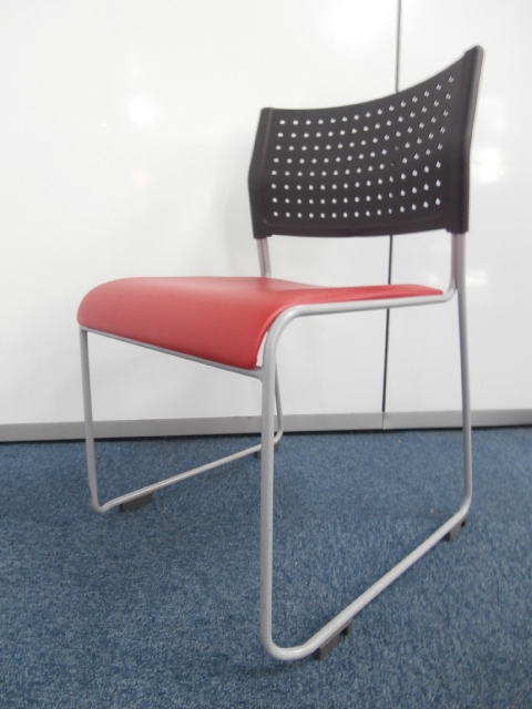 【おつとめ品！！】4脚限定！！大人気スタッキングチェア！！
                        
                                    中古
            