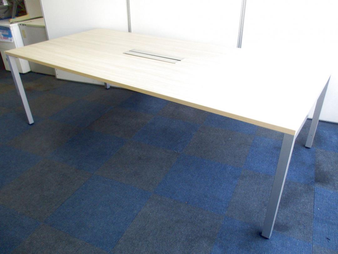 【ナチュラルカラーの大型テーブル！】中央に配線カバー付き！【会議室の必需品！】
                        
                                    中古
            