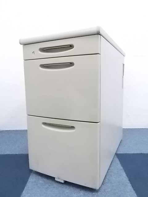 国内メーカーの高品質　オカムラ製　3段脇机　デスクの延長でもお使い頂ける便利な家具です！ 
                        SD-V
                                    中古
            