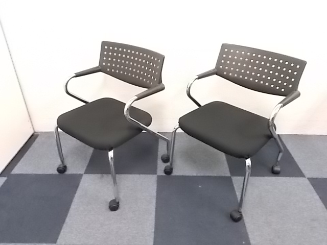 【セット商品】スタッキングチェア2脚セット　ブラックカラー　キャスター付きです!!3セットご提案可能です！
                        
                                    中古
            
