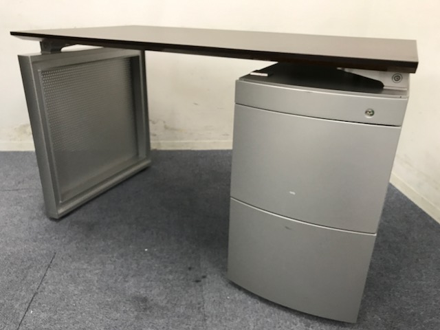 【1台限定】カッコ良い片袖机はこちらです！【イトーキ製：インフューズ】D650mm(天板)
                        インフューズ
                                    中古
            