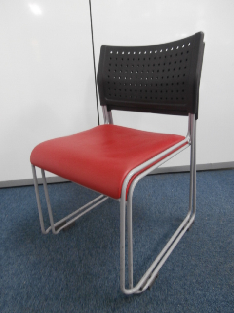 【おつとめ品！！２脚セット！】大人気スタッキングチェア！！
                        
                                    中古
            