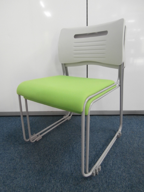【おつとめ品】２脚セット！グリーン鮮やかなスタッキングチェア！
                        
                                    中古
            