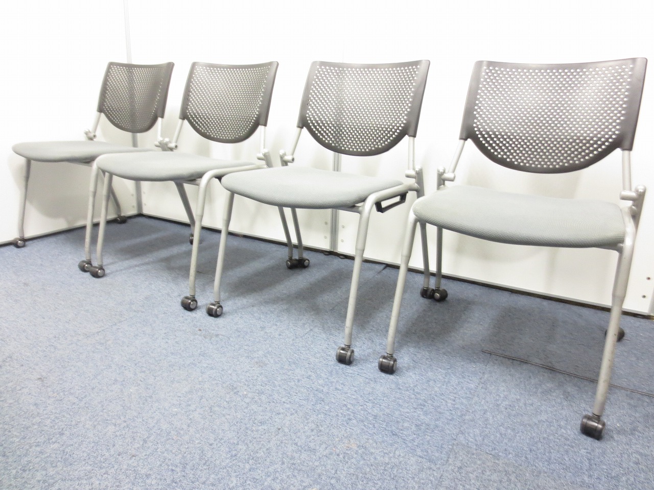 【国内一流メーカー】オカムラ製スタッキングチェア！４脚セット！
                        プロスタック
                                    中古
            