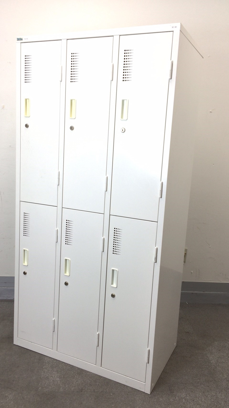 【KS】[オフィスの必須アイテム]省スペースで多人数のロッカースペースを確保！6人用ロッカー[綺麗なホワイトカラー]
                        
                                    中古
            