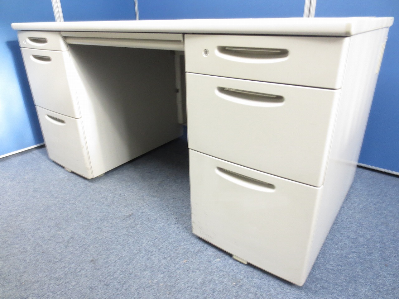 【高い配線機能SD-e】より簡単に配線を徹底管理するワイヤリング機能！
                        SD-eデスクシステム
                                    中古
            