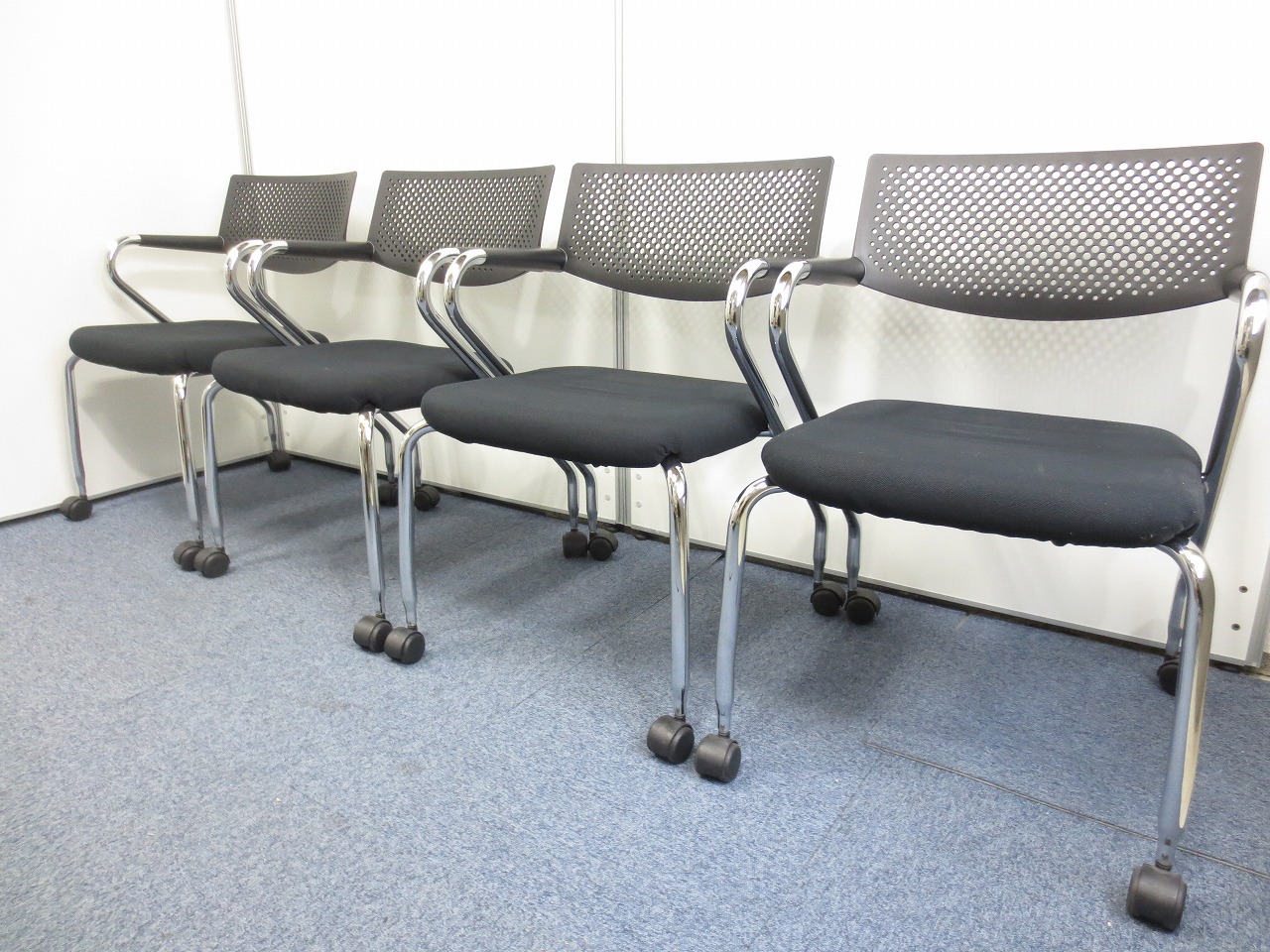 【4脚セット】デザイン性に優れるキャスター付きスタッキングチェア！
                        visavis
                                    中古
            