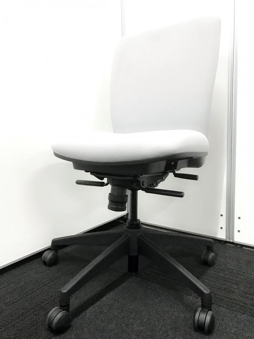 【店舗に現商品御座います！】定番のグレー色 新古品がこの価格！【あのリープチェアのスチールケース製！】
                        アプト
                                    新古品
            