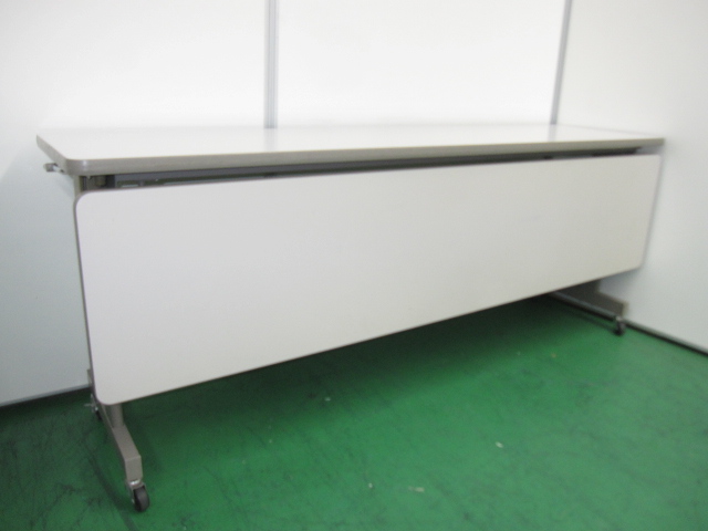 【限定1台】折り畳んで収納できて、キャスターが付いているから移動もラクラクなスタックテーブル入荷です！しかもオカムラ製！！
                        
                                    中古
            