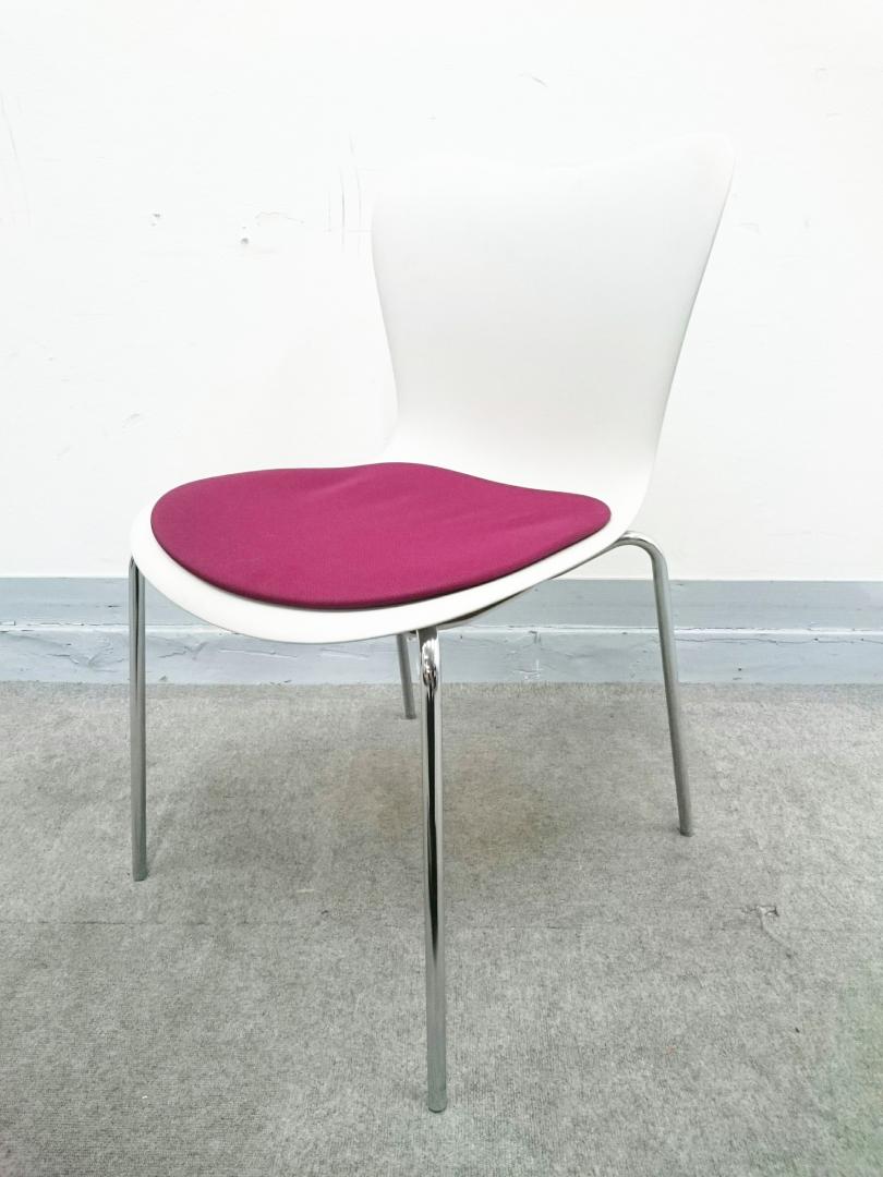 【KS】[8脚入荷！]赤と白のきれいなコントラストのチェアの登場です！ミーティングに最適です。また重ねられるタイプのチェアなので省スペースで運用できます！
                        
                                    中古
            