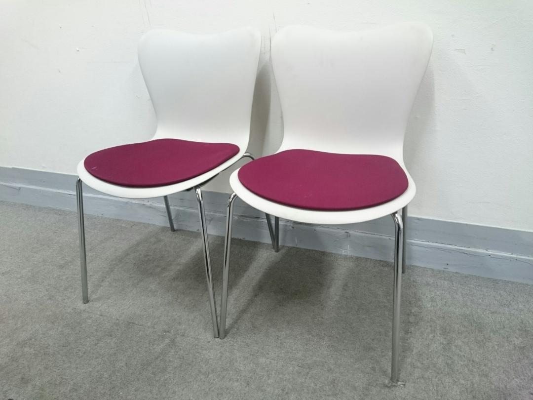 【KS】[レッドとホワイトでオシャレ!!]ウチダ製のスタッキングチェア
                        
                                    中古
            