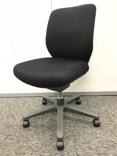 【2脚入荷】厚みのあるクッションが特徴的　コクヨ製セディスタ
                        セディスタ
                                    中古
            