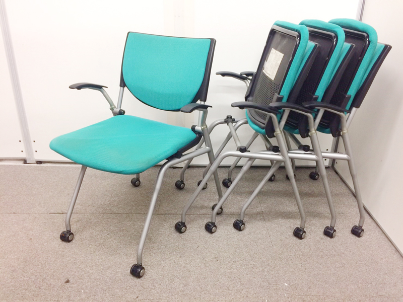 【人気の国内製】背パッド・肘付きタイプ　グッドデザイン受賞のネスティングチェア　オカムラプロスタック 【4脚セット】
                        プロスタック
                                    中古
            