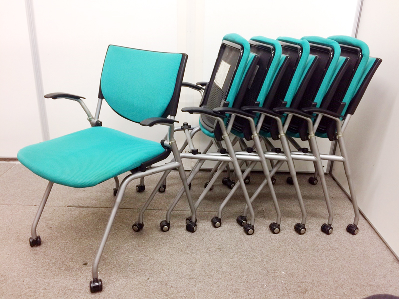 【人気の国内製】背パッド・肘付きタイプ　グッドデザイン受賞のネスティングチェア　オカムラプロスタック 【6脚セット】
                        プロスタック
                                    中古
            