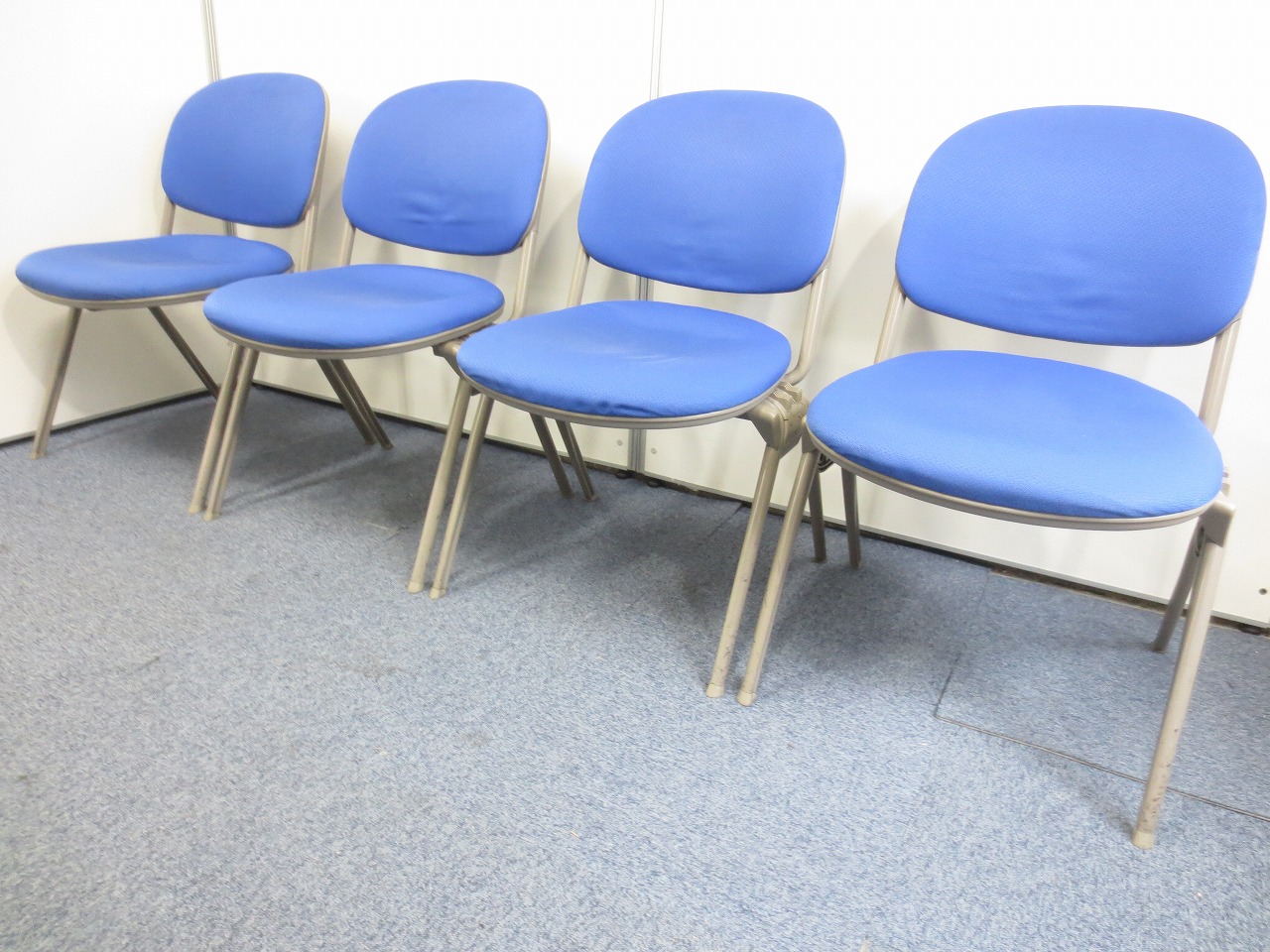 【定番のブルー】積み重ね式スタッキングチェア４脚セット！
                        トーションライン
                                    中古
            