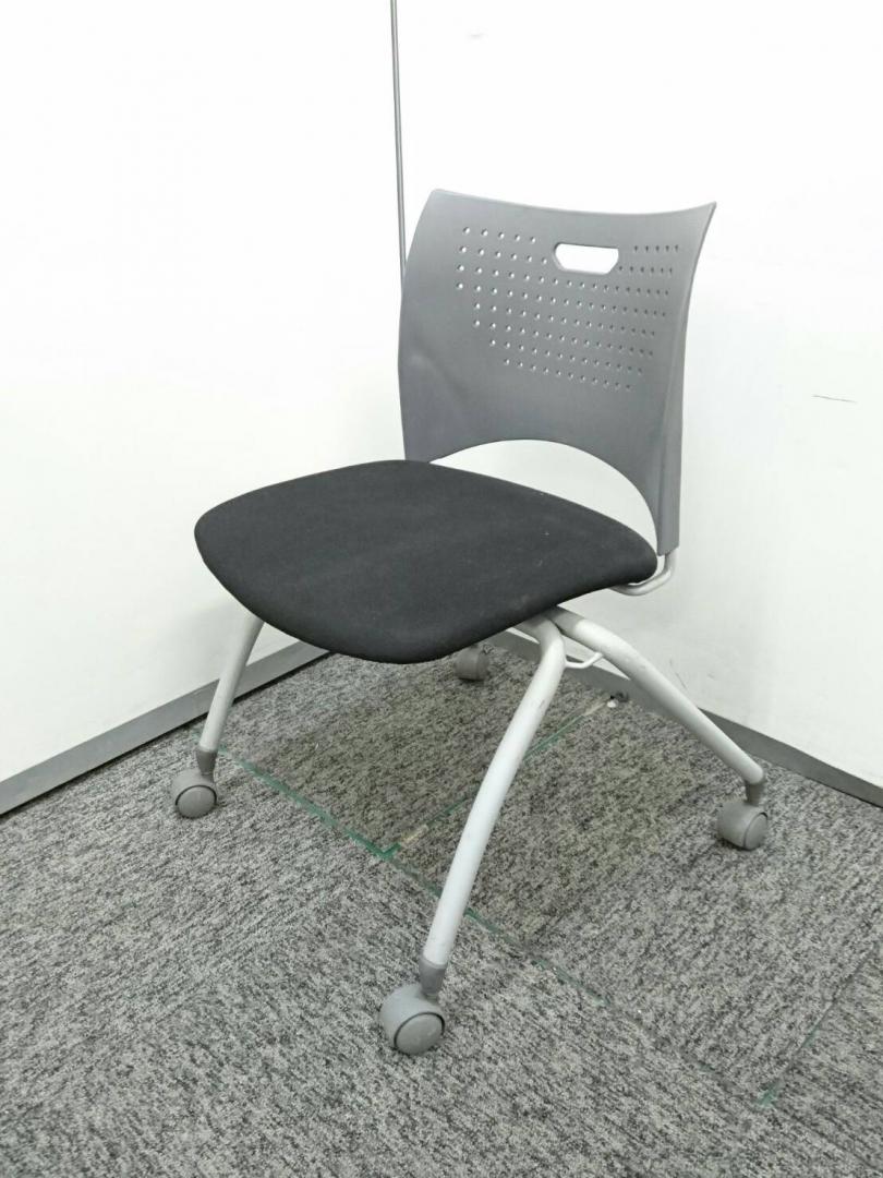 長期滞留の為特価品　キャスター付きのスタッキングチェア！2脚限定特価です。
                        
                                    中古
            